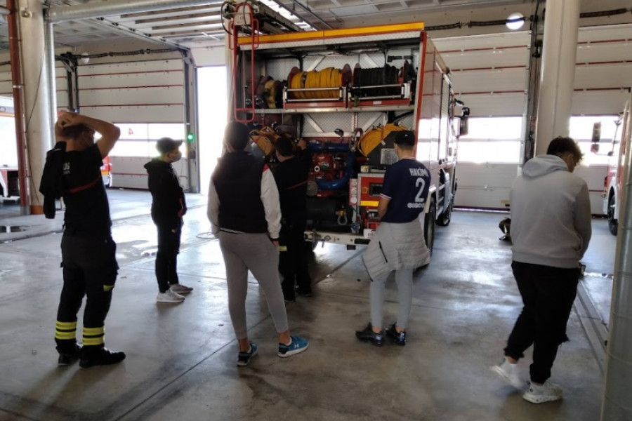Las personas jóvenes atendidas en el Hogar ‘Benalúa’ de Alicante visitan el parque de bomberos de la ciudad.