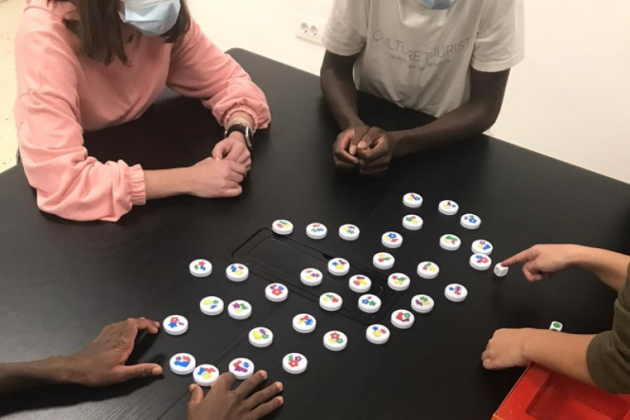 Las personas jóvenes de los hogares ‘El Teje’ y ‘Los Hoyos’ de Las Palmas participan en talleres educativos con juegos de mesa modernos