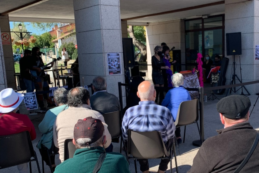 Las personas mayores atendidas en la residencia ‘El Berrueco’ disfrutan de un concierto en la localidad madrileña homónima.