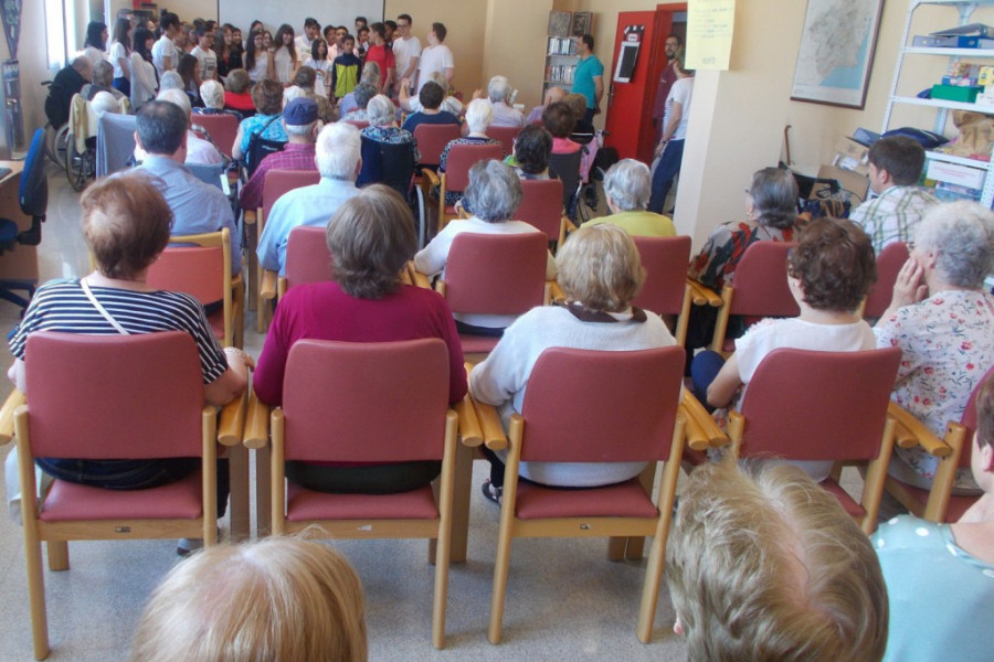 Las personas mayores atendidas en la residencia ‘Nuevo Azahar’ de Archena disfrutan de un concierto del coro de alumnos del IES Dr. Pedro Guillén. Fundación Diagrama. Murcia 2019.