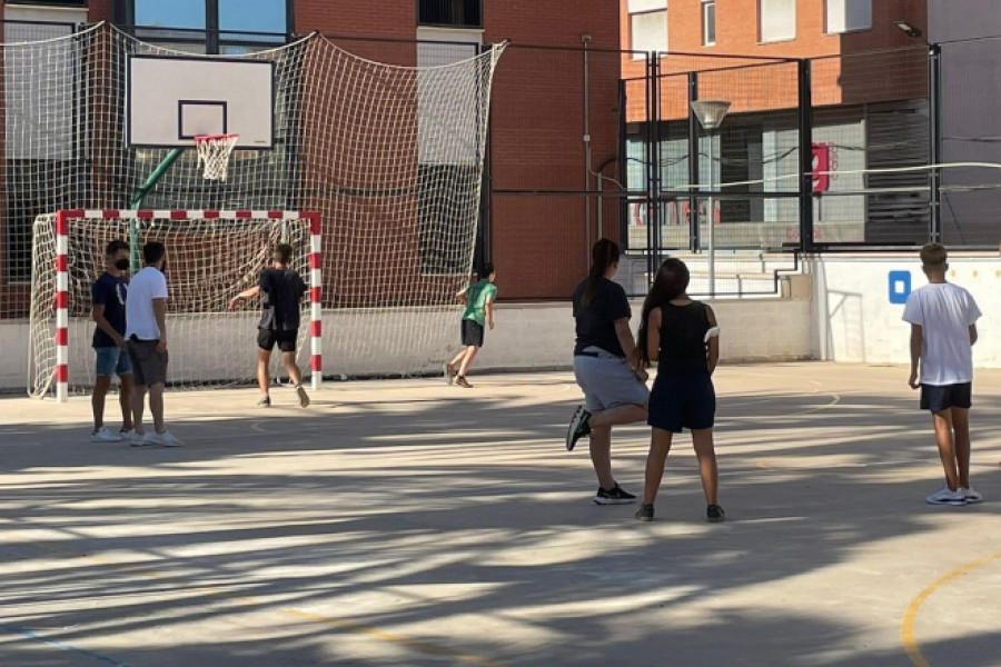 Rubén Molina, jugador del Hércules C.F., visita a las personas jóvenes atendidas en la Residencia ‘Lucentum’ de Alicante 