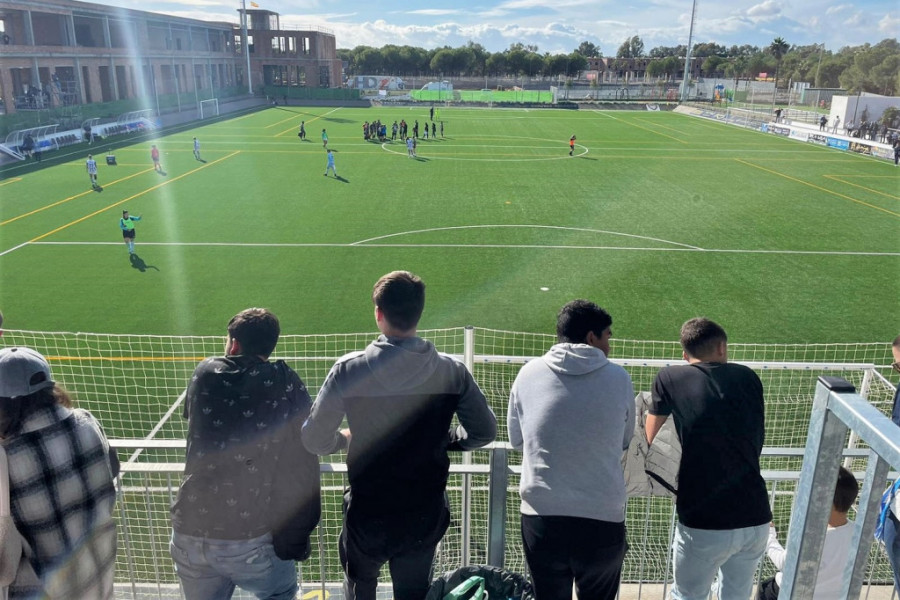 Los cuatro menores asisten desde la grada a los prolegómenos del partido