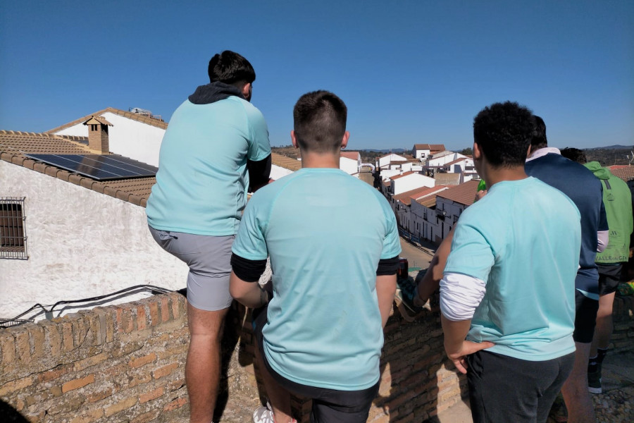 Los tres jóvenes observan la villa desde las alturas