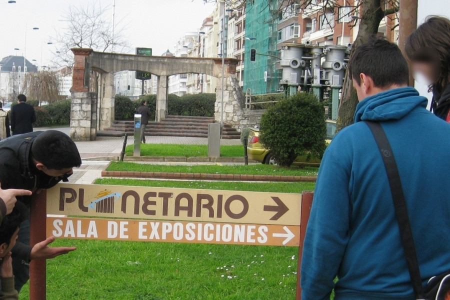 Los jóvenes que participan en los programas educativos de Fundación Diagrama en Cantabria visitan el Planetario