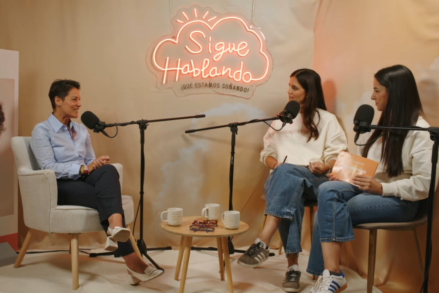 Yasmina Benchiheub, durante la grabación del podcast