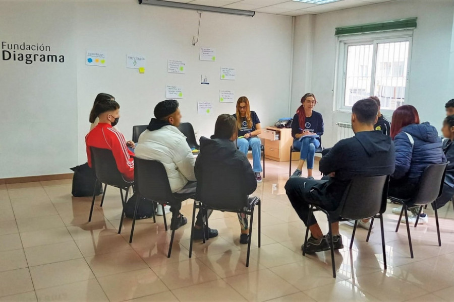 Imagen del taller, con los jóvenes y las dinamizadoras sentados en círculo