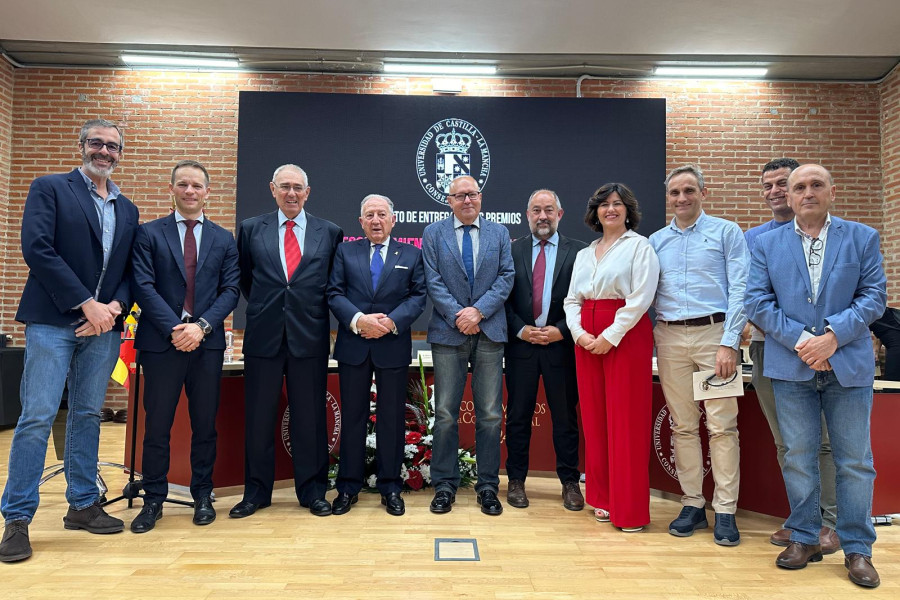 Representantes de Fundación Diagrama y la Universidad de Castilla-La Mancha, en la recogida del galardón