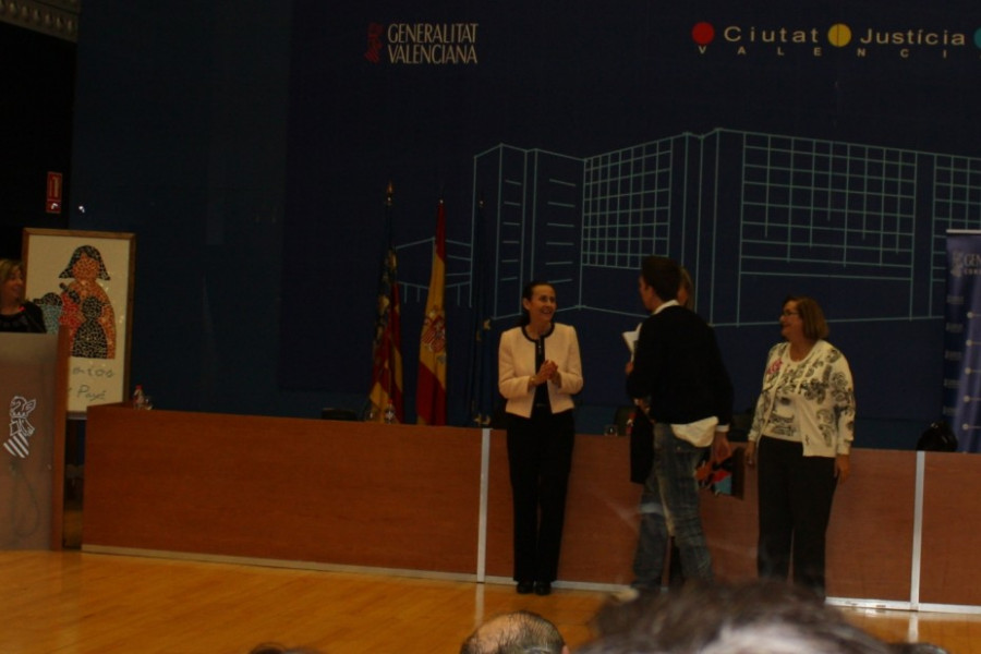Un menor atendido en el centro ‘Pi i Margall’ de Burjassot (Valencia) recibe uno de los Premios Raquel Payá en su séptima edición