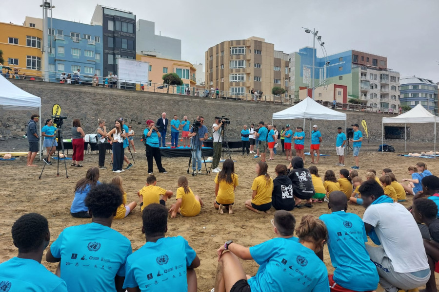 El grupo de jóvenes, reunido en la playa para las actividades de la jornada