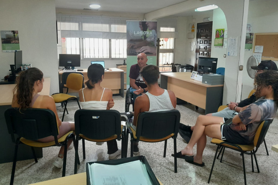 El voluntario de Aesleme habla con los chicos y chicas de Labora sobre su experiencia