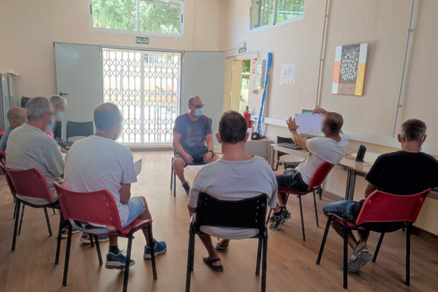 Grupo de personas atendidas en el centro Heliotropos debatiendo sobre los temas tratados