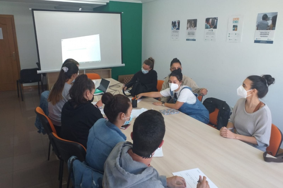 Profesionales del centro ‘Montefiz’ de Ourense asisten a un curso de formación en relaciones afectivas y adolescencia. Fundación Diagrama. Galicia 2021.