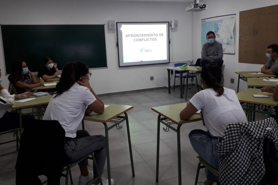 Los profesionales del centro ‘Montefiz’ de Ourense llevan a cabo un curso de formación en afrontamiento de conflictos. Fundación Diagrama. Galicia 2020.