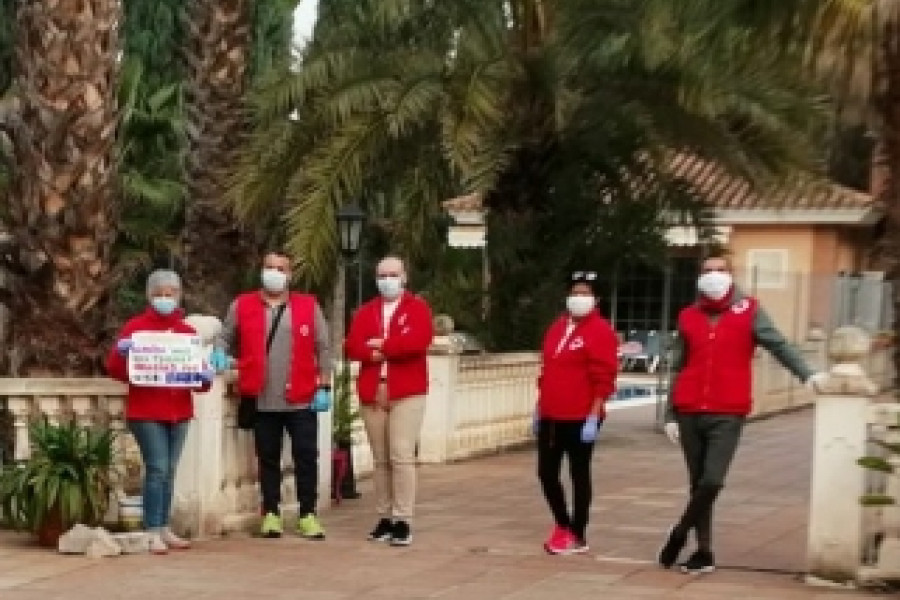 Profesionales y voluntarios de Cruz Roja imparten una charla sobre el COVID-19 a jóvenes de la Residencia ‘Mas del Termet’ de Vila-real (Castellón). Fundación Diagrama. Comunidad Valenciana 2020.