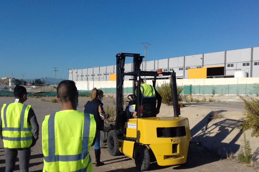El Programa ‘Labor e-Job’ de Murcia facilita la formación de un grupo de jóvenes en el uso y manejo seguro de carretillas elevadoras. Fundación Diagrama. Murcia 2020.