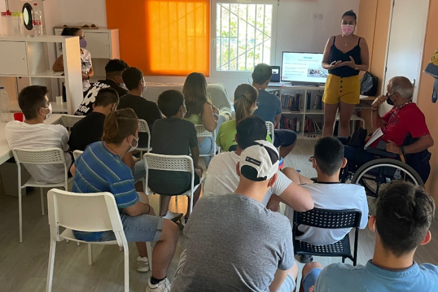 Una psicóloga y un usuario de la Asociación Stop Accidentes llevan a cabo una charla en la residencia ‘Torrent III’ de Torrent (Valencia). Fundación Diagrama. Comunidad Valenciana 2021. 