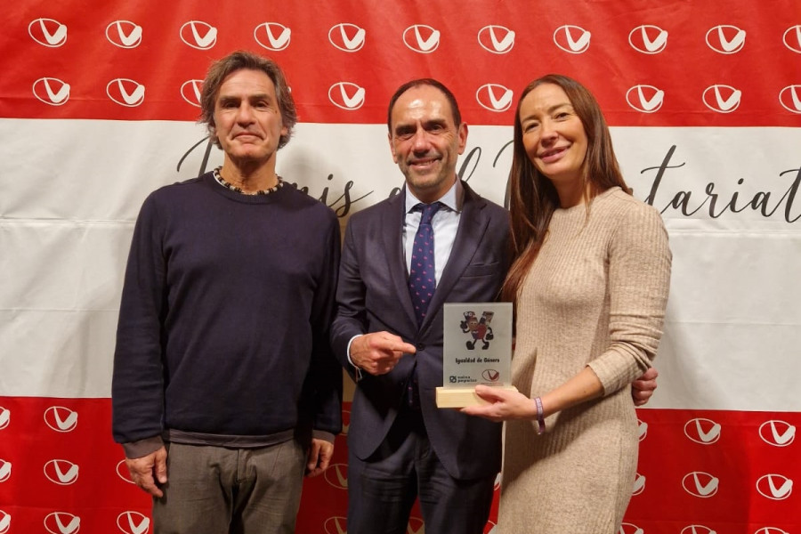 Alberto López, Felipe del Baño y Adriana Roures, con el galardón