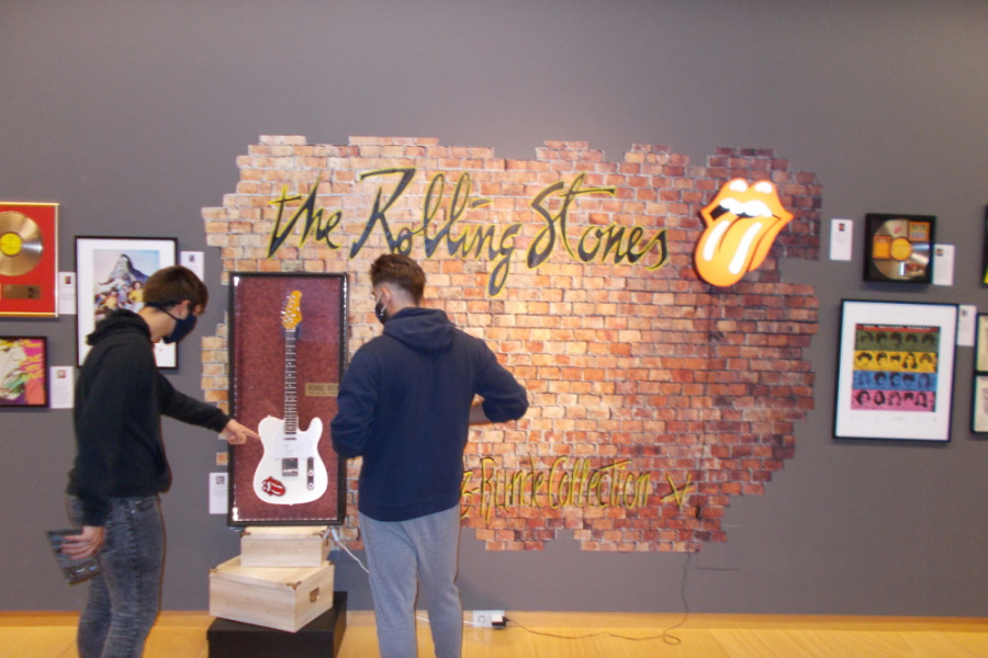 Los Rolling Stones protagonizan la exposición que visitaron los menores atendidos en el centro ‘Montefiz’ de Ourense. Fundación Diagrama. Galicia 2020.