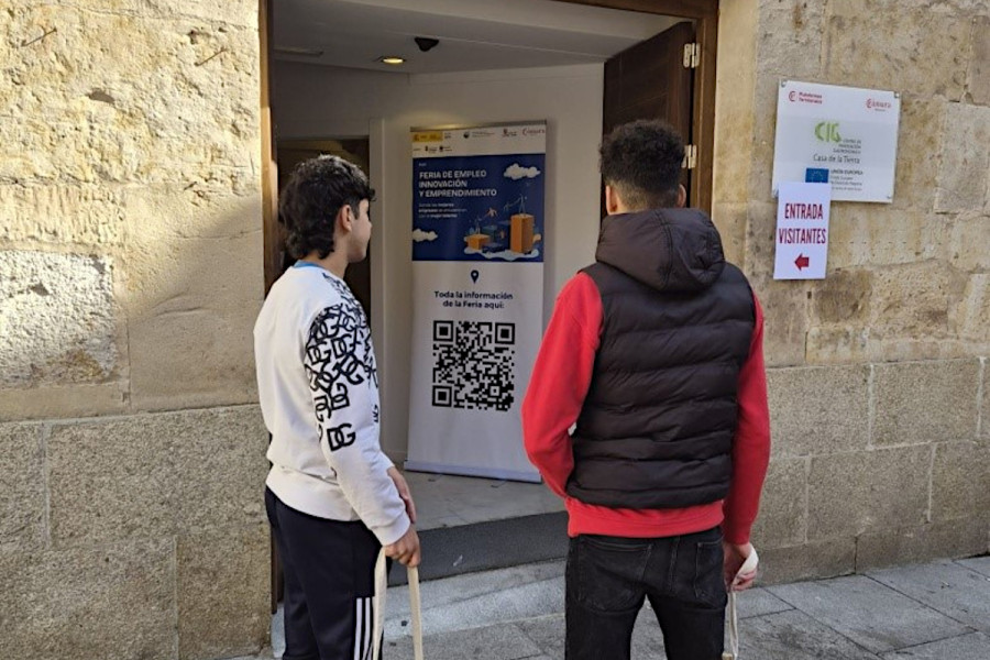Dos de los jóvenes que acudieron a la Feria, a la entrada del recinto