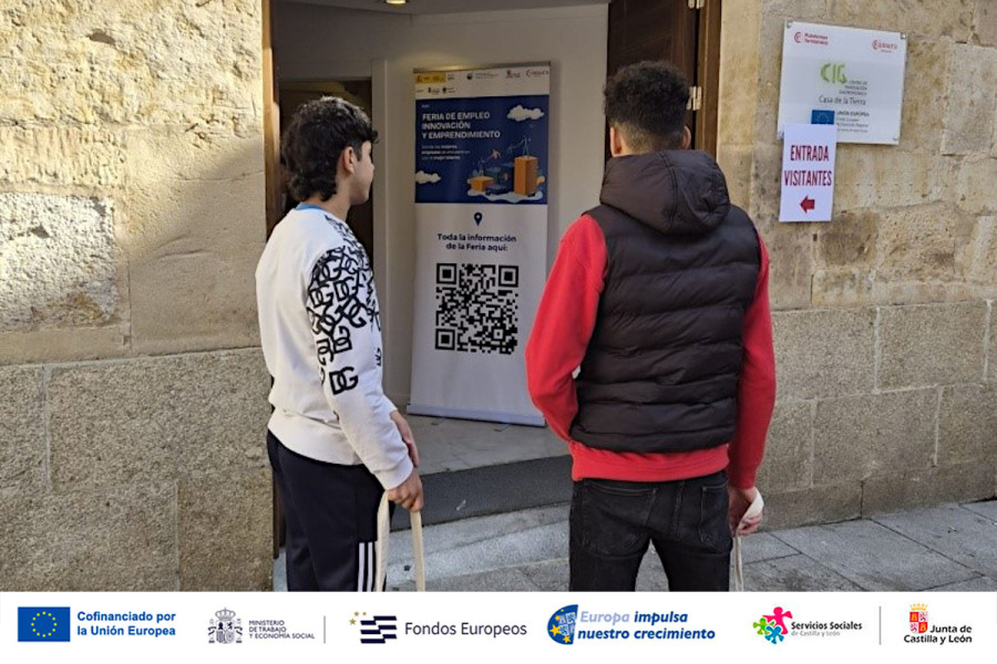 Dos de los jóvenes que acudieron a la Feria, a la entrada del recinto