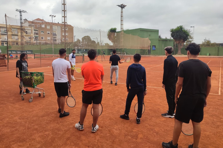 Jóvenes del SIMA visitan las instalaciones del Real Club Recreativo de Tenis de Huelva