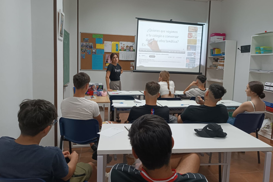 Un grupo de chicos y chicas del SIMA de Córdoba asisten a talleres socioeducativos sobre la presión de grupo y la gestión y manejo del estrés