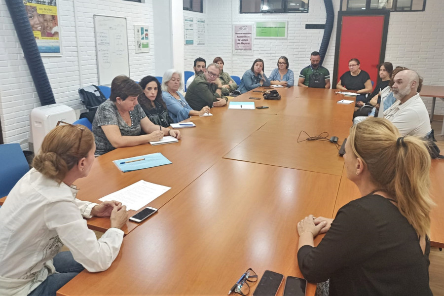 Reunión previa de trabajo entre profesionales que colaboran de distintas entidades