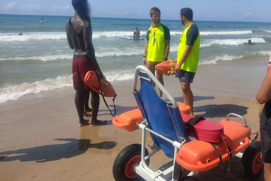 Dos jóvenes se preparan para el simulacro junto a dos socorristas de la playa