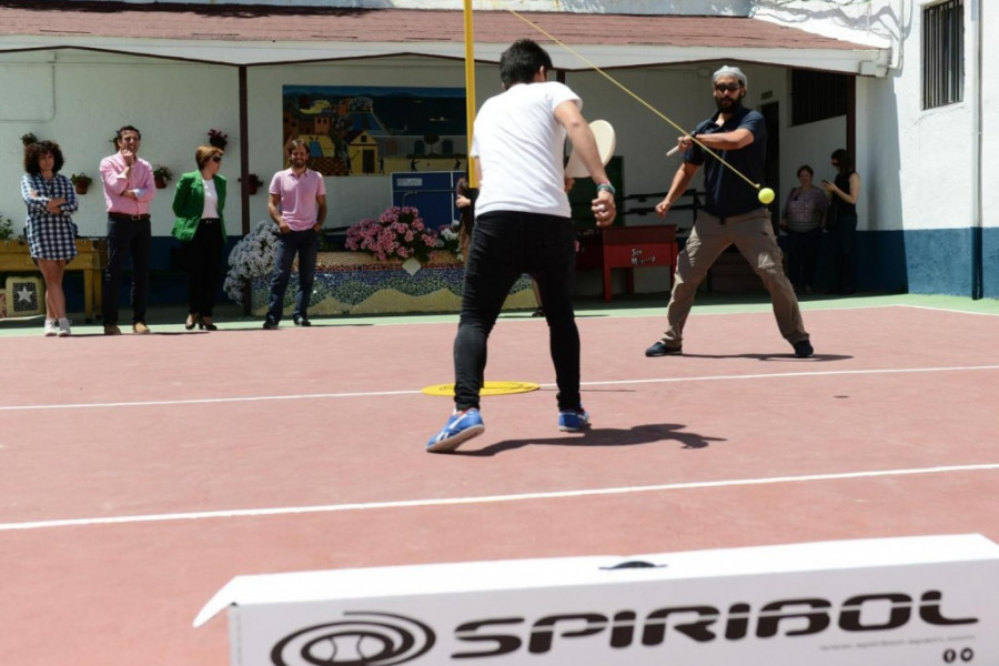 Los jóvenes del centro ‘San Miguel’ de Granada aprenden a practicar Spiribol