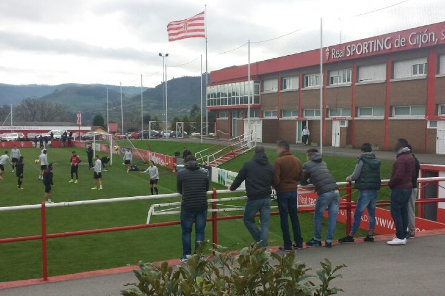 Los menores atendidos en el centro ‘El Acebo’ de Santander viajan a Asturias para conocer cómo trabaja un equipo de fútbol