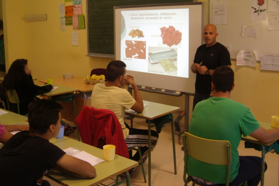 Los jóvenes del centro ‘Els Reiets’ de Alicante participan en un curso de cocina dentro de su programa de formación prelaboral