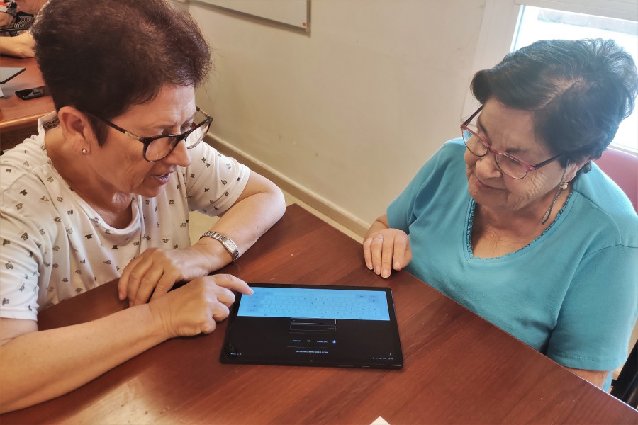 Dos residentes aprenden cómo se utiliza el teclado de la tablet