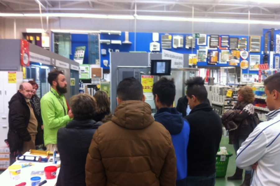 Jóvenes del centro de acogida ‘El Acebo’ de Santander participan en un taller prelaboral de bricolaje doméstico