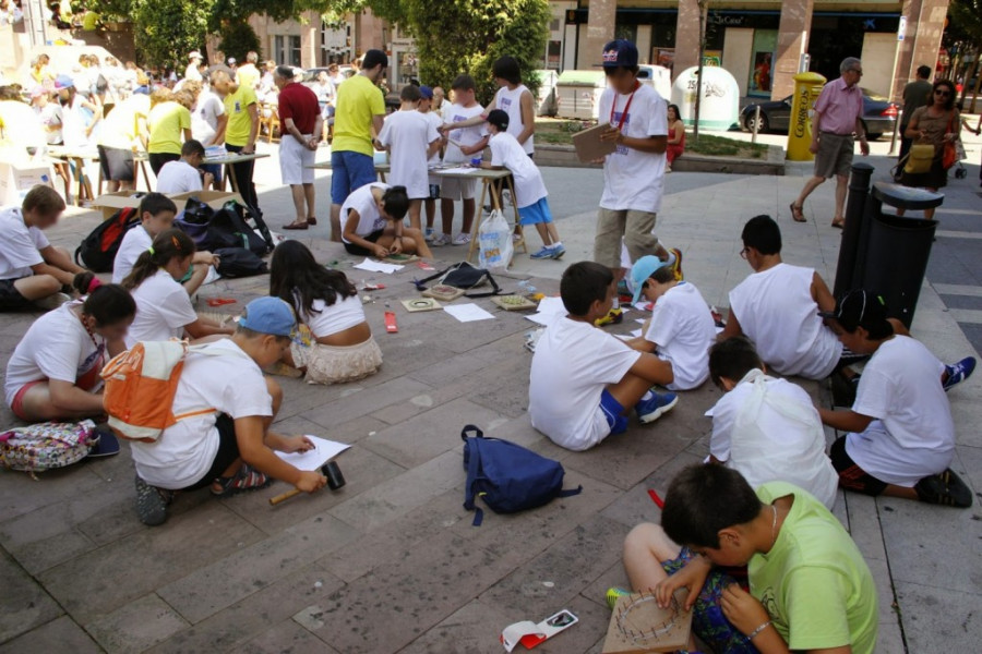 Menores atendidos en el centro de acogida ‘El Acebo’ de Santander colaboran como voluntarios en un campamento urbano para jóvenes