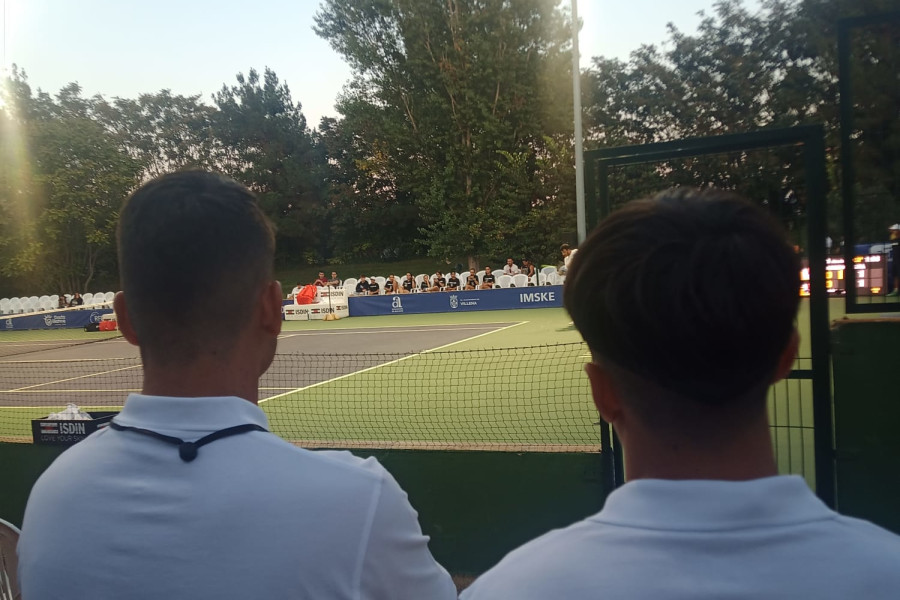 Jóvenes adolescentes voluntarios en el Torneo ATP Challenger Tour de Alicante