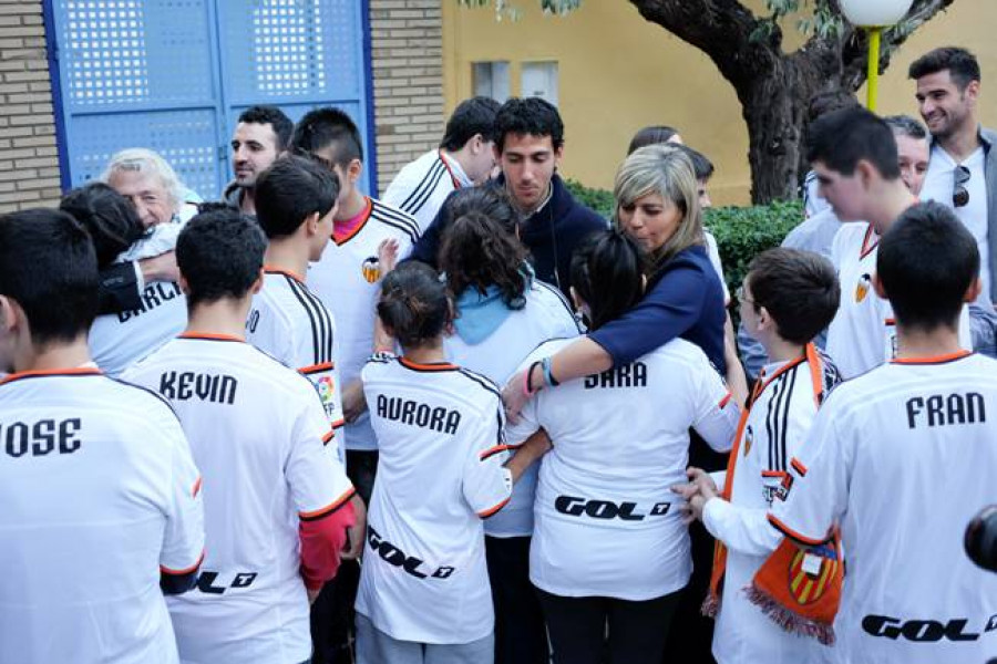 Jugadores del Valencia C.F. visitan a los jóvenes atendidos en el centro 'Campanar' acompañados por la consellera de Bienestar Social de la Generalitat Valenciana