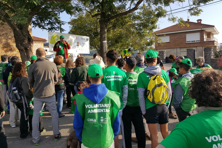 Los jóvenes de la unidad residencial ‘El Acebo’ de Santander participan en una ruta medioambiental por el Valle de Aras