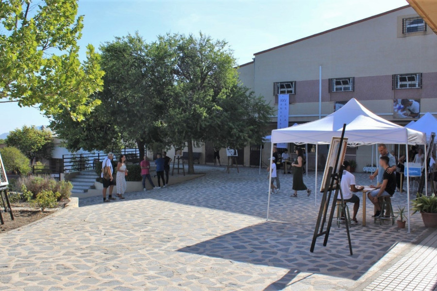 Las obras de las personas jóvenes se expusieron en el patio de la residencia 