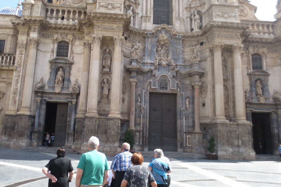 Visita a la Catedral de Murcia. Personas atendidas en la residencia 'Altavida' de Abanilla (Murcia). Fundación Diagrama 2017.