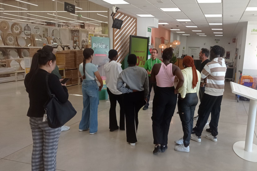 El grupo de Labora visita la tienda de Leroy Merlín en Almería
