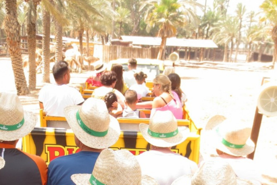 Visita de usuarios de la residencia 'Altavida' de Abanilla a Río Safari Elche. Fundación Diagrama. 