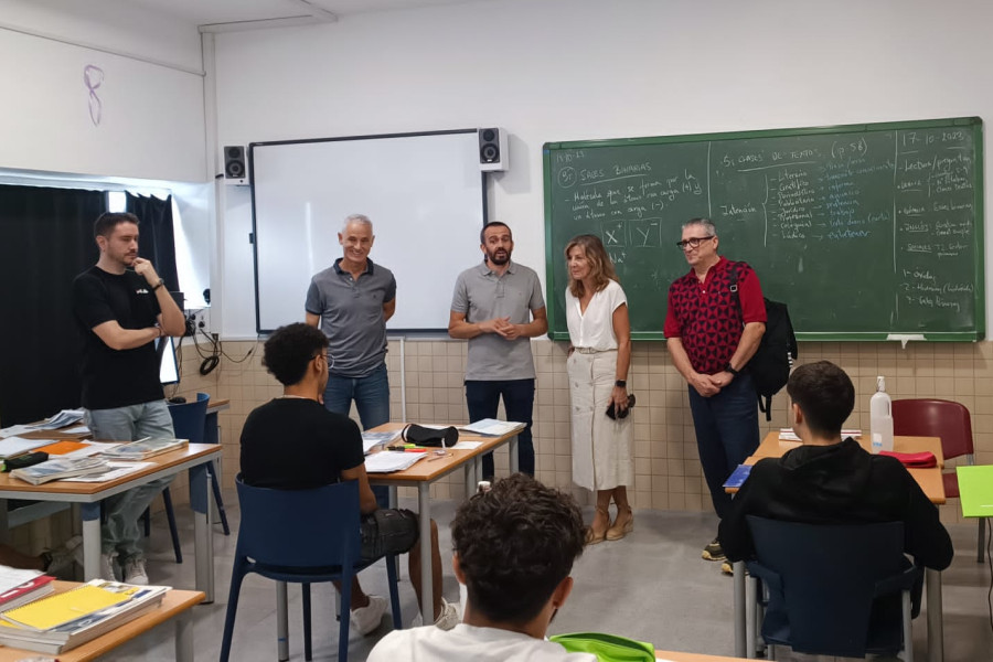 Jesús Teruel, Francisco José Teruel, Mª Luisa Lozano y Enrique López, en una de las aulas del centro